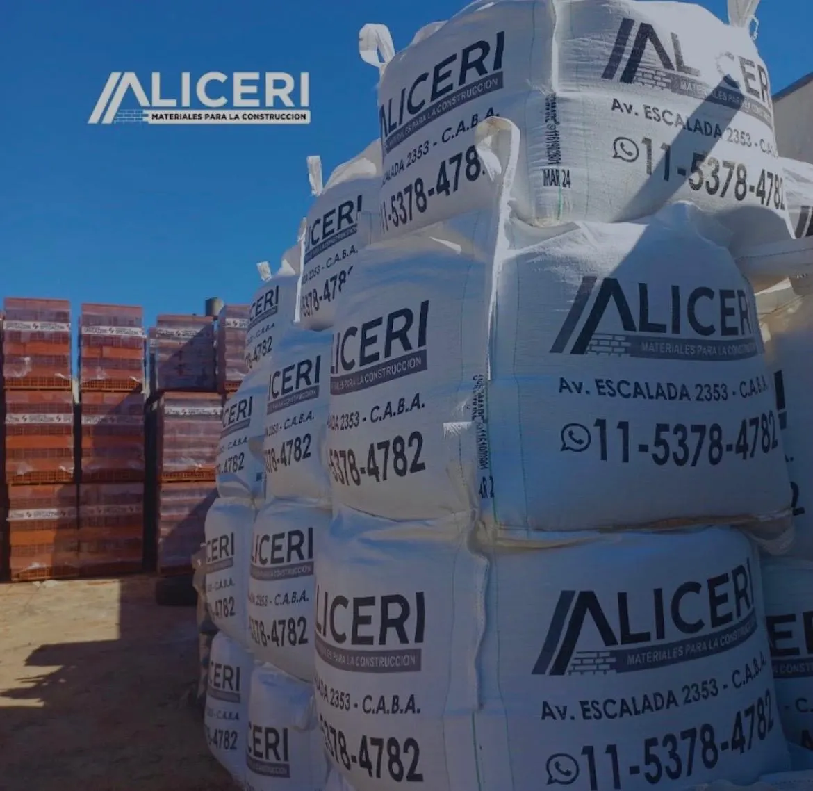 Bolsones de áridos con la marca Aliceri apilados junto a pallets de ladrillos